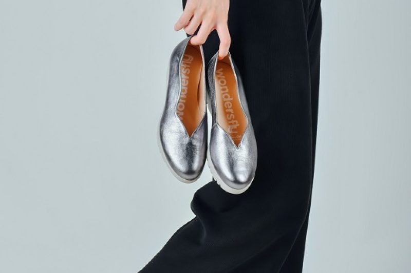 Which is Better- Supportive Shoes or Barefoot